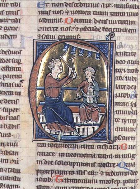 Historiated initial 'C' depicting two musicians, one playing the viol and the other the bell chimes van Anoniem