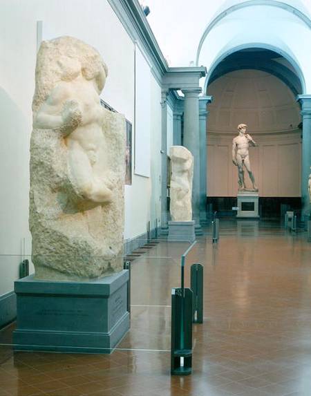 Interior view of the gallery with Michelangelo's 'Awakening Slave' and 'David' in the background (ph van Anoniem