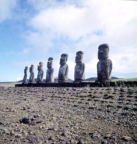 Monumental figures or moai on a ceremonial platform or ahusPolynesian van Anoniem
