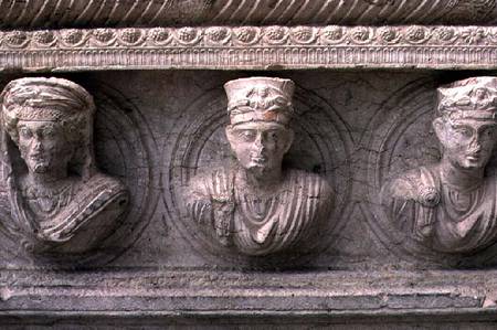 Three Palmyrian busts on a sarcophagus van Anoniem
