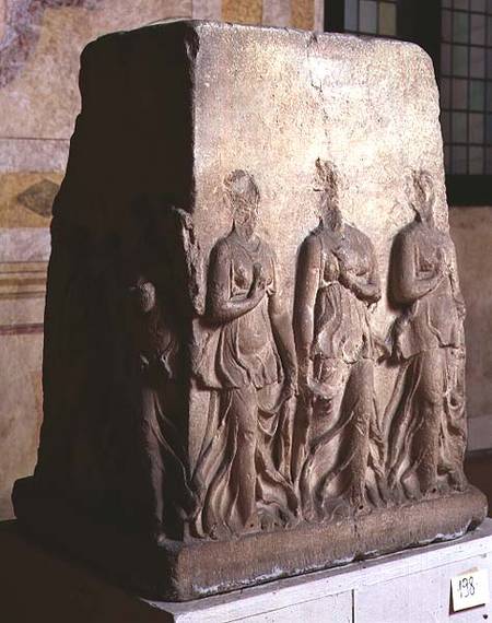 Quadrangular altar with carved maenads Roman van Anoniem