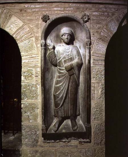 Relief of a man dressed in a toga holding a bookfrom the ambulatory van Anoniem