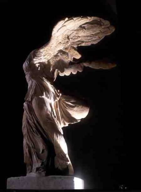Side view of the Victory of Samothrace van Anoniem