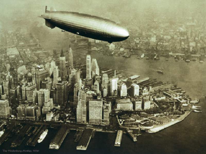 The Hindenburg Airship, 1936 van Anoniem