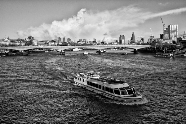 River boat on the Thames van Ant Smith