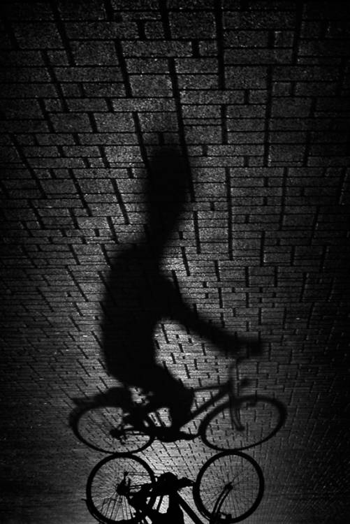 Shadow bike... van Antonio Grambone