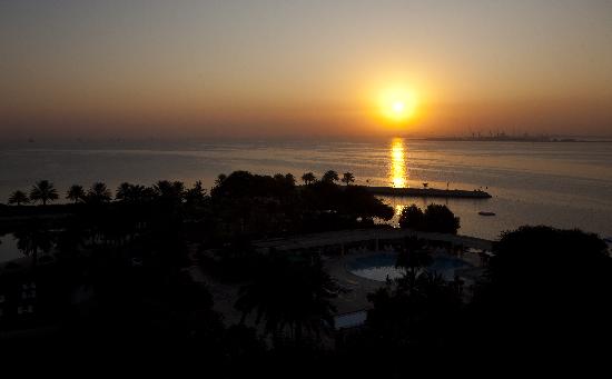 Katar - Sonnenaufgang in Doha van Arno Burgi
