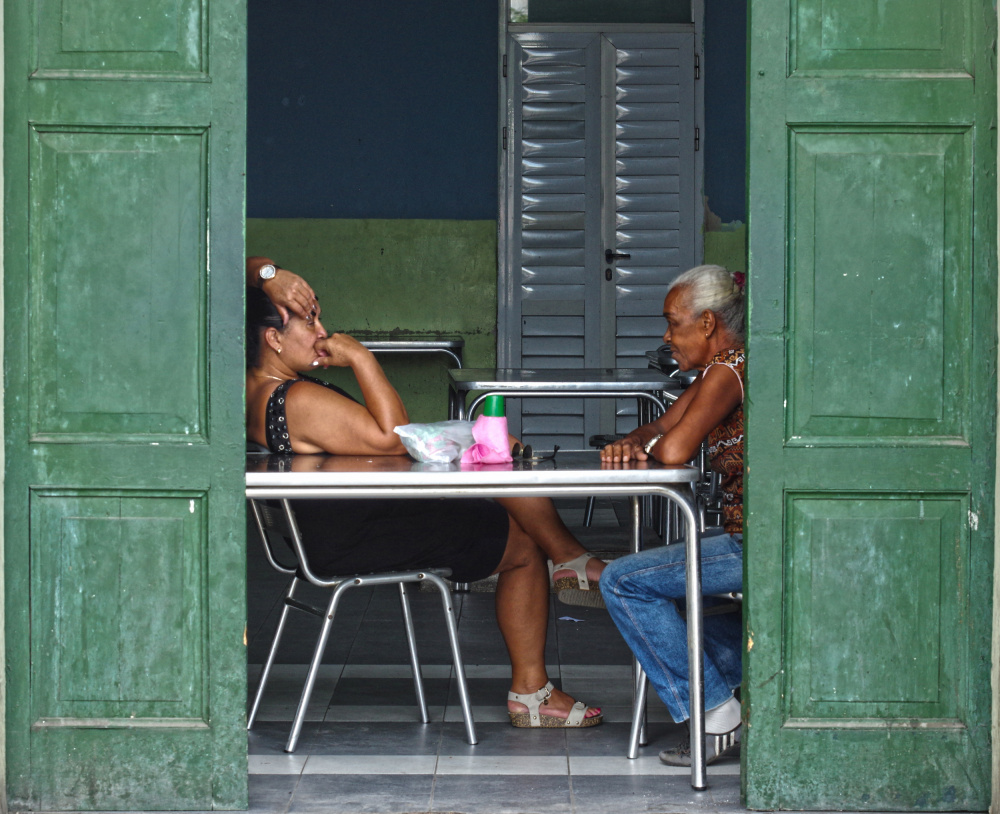 Havana: Waiting to be served ... van Arthur Talkins