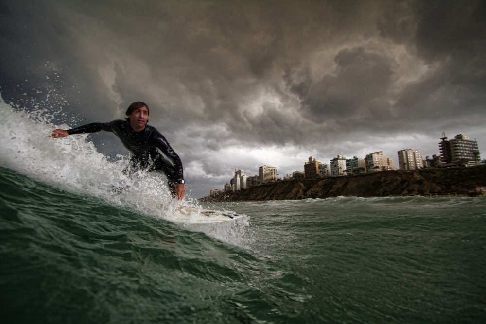 Apocalyptic Surfer van Assaf Gavra