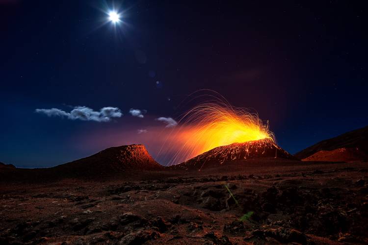 Lava flow with the moon van Barathieu Gabriel
