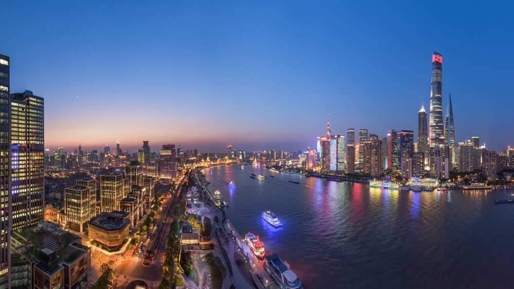 The Blue Hour in Shanghai van Barry Chen