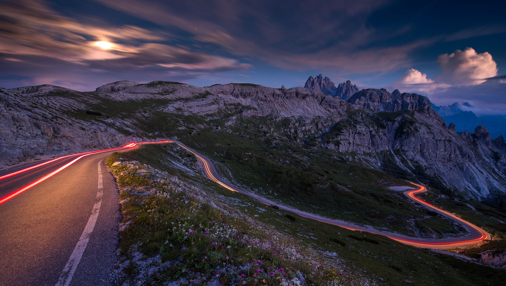 Light tracks on a pass road in the Dolomites van Bastian Müller