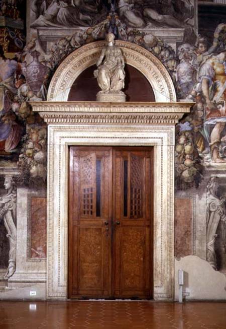 Door frame in the Sala dell'Udienza crowned with a figure of Justice van Benedetto and Giuliano  da Maiano