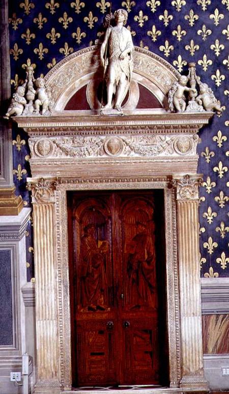 Door frame in the Sala dei Gigli depicting St. John the Baptist van Benedetto  da Maiano