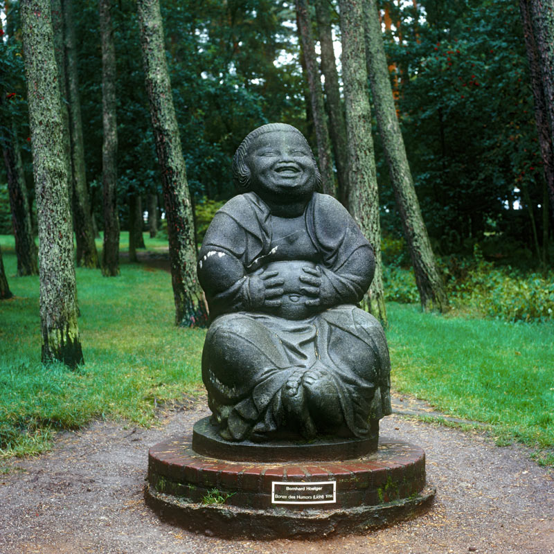A Laughing Buddha Statue van Bernhard Hoetger