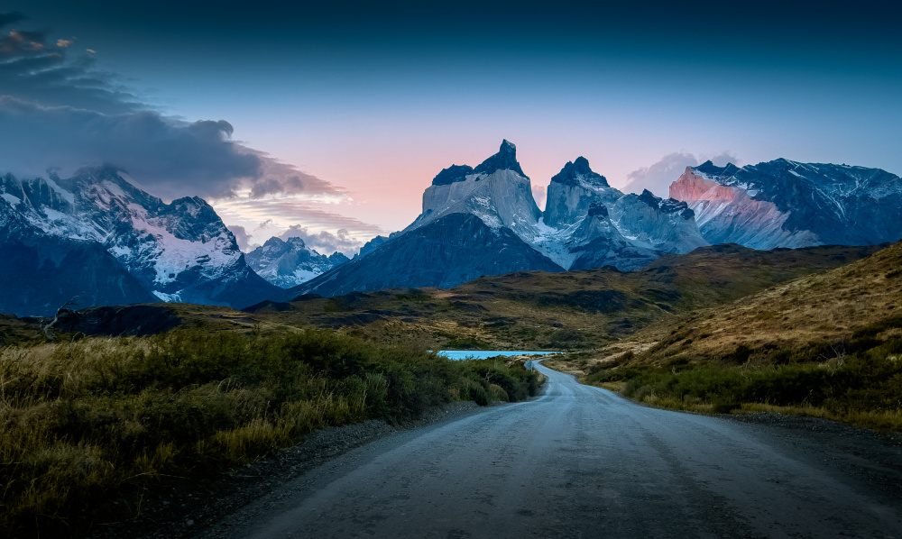 The road and the peaks van Bing Li