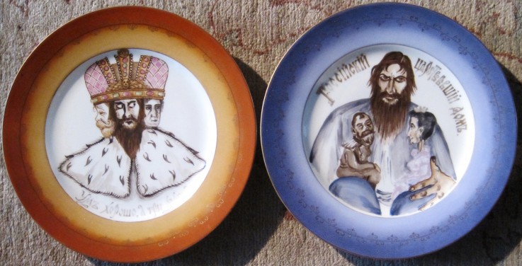 Two plates with with caricatures on Grigory Rasputin and Nicholas II of Russia van Boris Michailowitsch Kustodiew