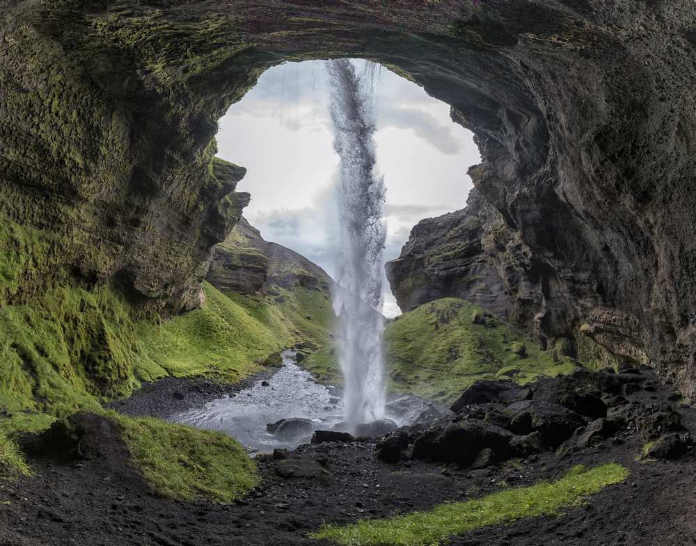 Hidden waterfall van Bragi Kort