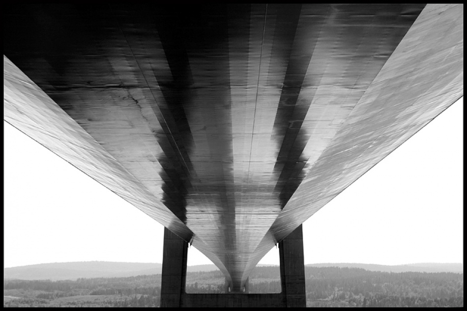 Under the bridge van Bror Johansson