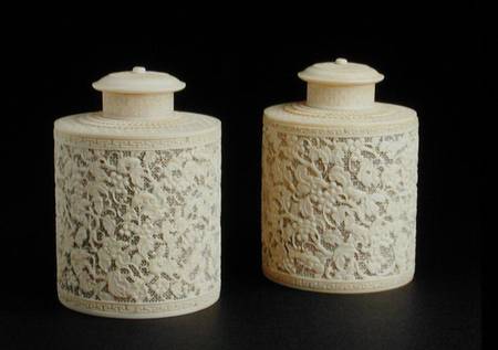 Pair of carved ivory canisters and covers van Chinese School