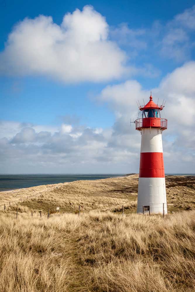 List-Ost lighthouse in the dunes on the Elbow Peninsula van Christian Müringer
