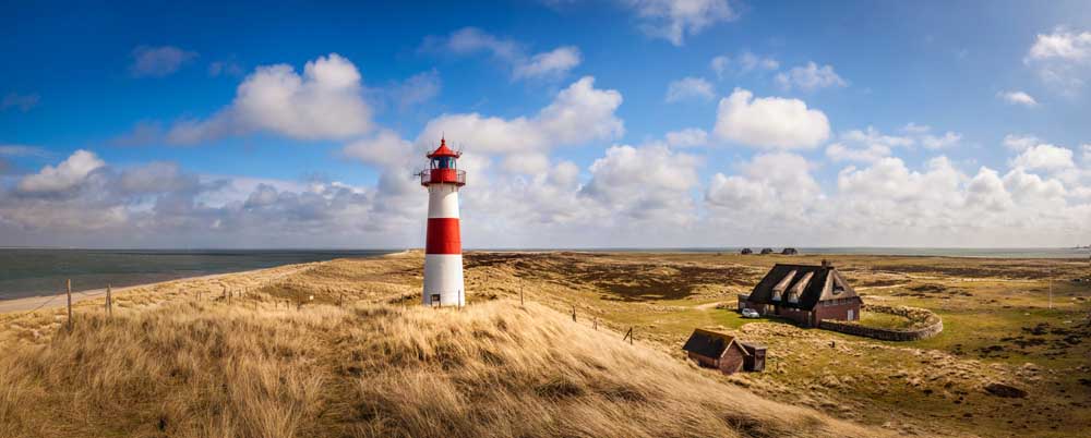 List-Ost lighthouse on the Elbow Peninsula van Christian Müringer