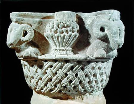 Capital in the form of a basket with ram's heads and grapes, from the Monastery of St. Jeremiah, Sak van Coptic