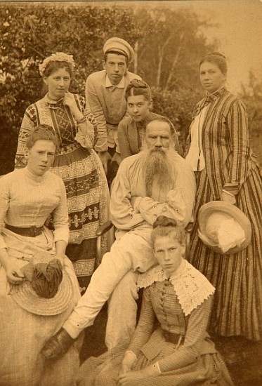 The author Leo Tolstoy with his family in Yasnaya Polyana van Count Semyon Semyonovich Abamelek-Lazarev