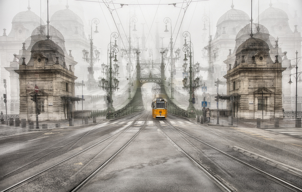 Yellow Tram - Budapest van C.S. Tjandra