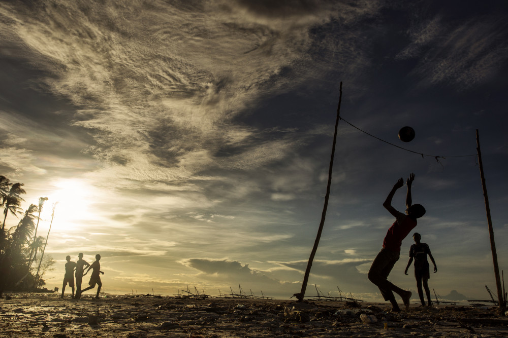 Children playing football in Zanzibar. van Dan Mirica