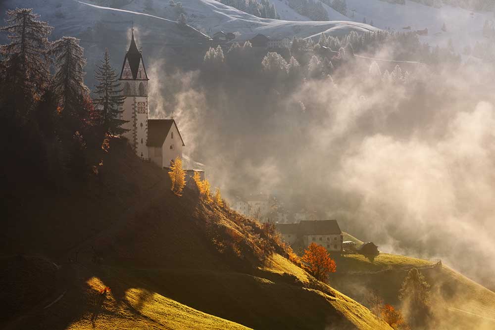 Morning in alpine valley van Daniel