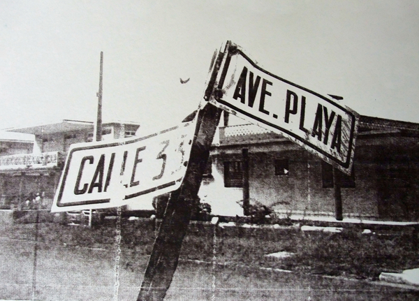 Black and white street sign van David Studwell