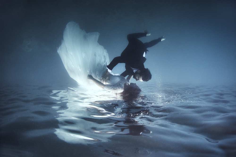 Underwater trash the dress van Davide Lopresti