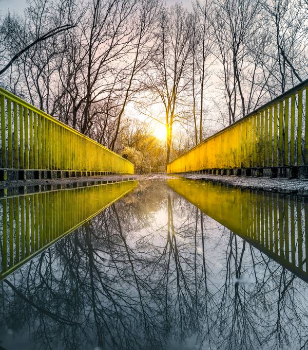 Spiegelung auf einer Brücke van Dennis Wetzel