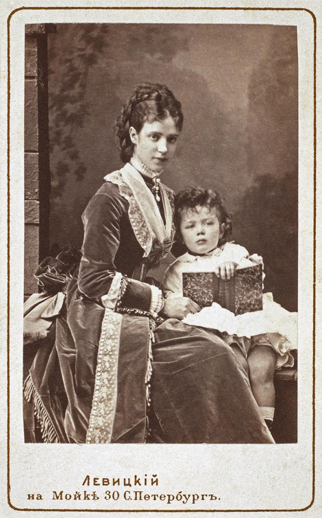 Empress Maria Fyodorovna (Dagmar of Denmark) (1847-1928) with son Nicholas Alexandrovich of Russia van Dimitrij Grigorjewitsch Lewizkij