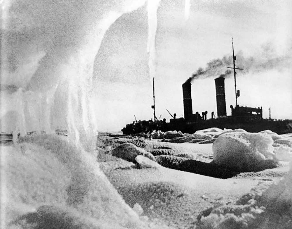 Icebreaker Krasin among ice floes of the Arctic Ocean van Dmitri Georgiewitsch Debabow