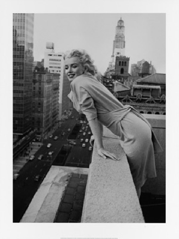 Marilyn Monroe on the Ambassador van Ed Feingersh