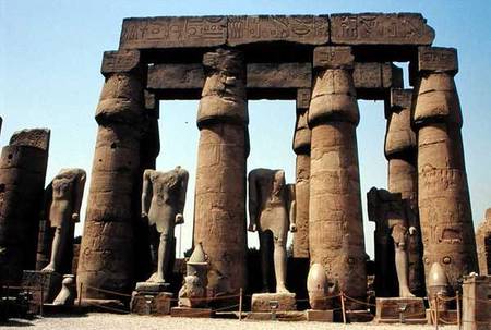 Statues of Ramesses II (1298-32 BC) and papyrus-bud columns in the Peristyle Court, New Kingdom van Egyptian