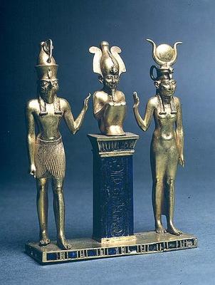 Triad of Osorkon II: Osiris flanked by Isis and Horus, Third Intermediate Period, c.874-850 BC (gold van Egyptian 22nd Dynasty