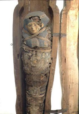 Sarcophagus and mummified body of Psametik I (664-610 BC) Late Period van Egyptian 26th Dynasty