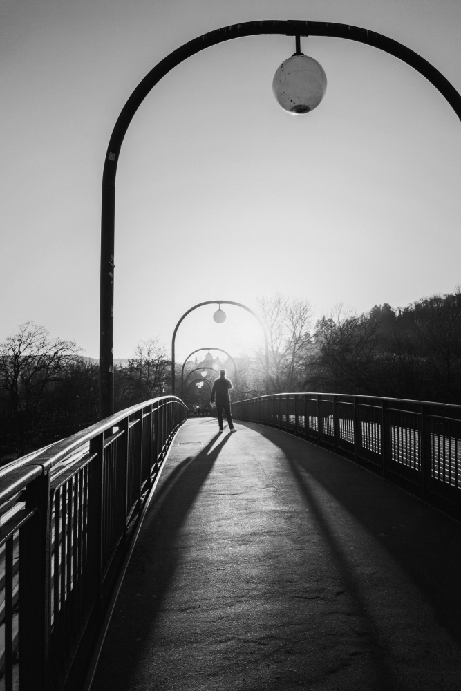 Man in backlight on a bridge van Eiji Yamamoto