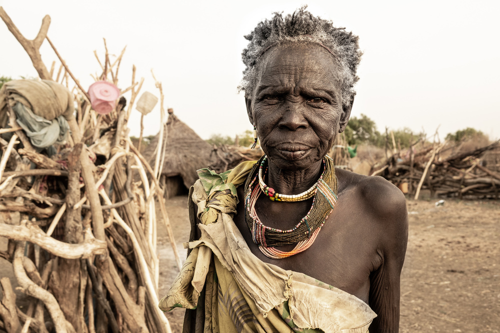 elder woman at a Toposa village van Elena Molina