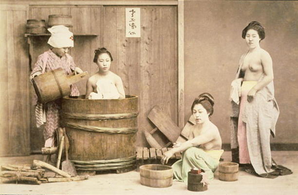 Geishas bathing, c.1880s (hand-coloured albumen print) van English Photographer, (19th century)