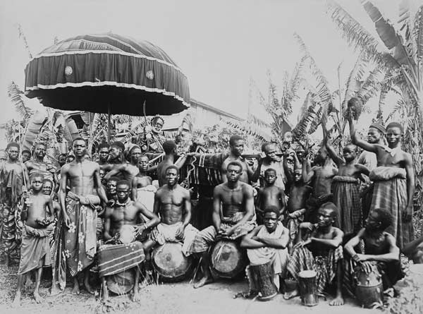 Ashantee King Carried by Slaves under State Umbrella Surrounded by Followers, c.1890 (b/w photo) van English School, (19th century)