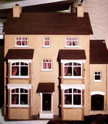 Exterior of a home-made doll's house, 1926 (mixed media) van English School, (20th century)