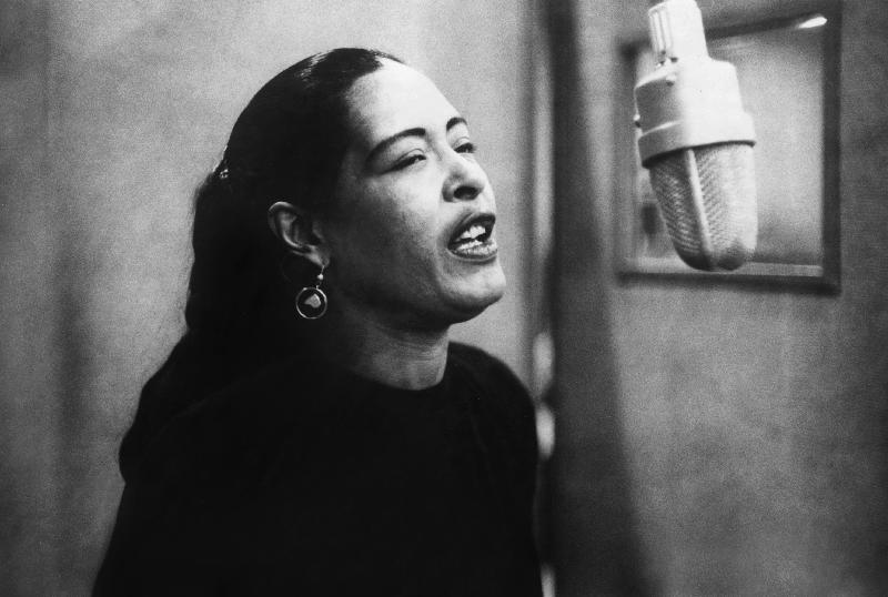 Jazz and blues Singer Billie Holiday during recording session van English Photographer, (20th century)