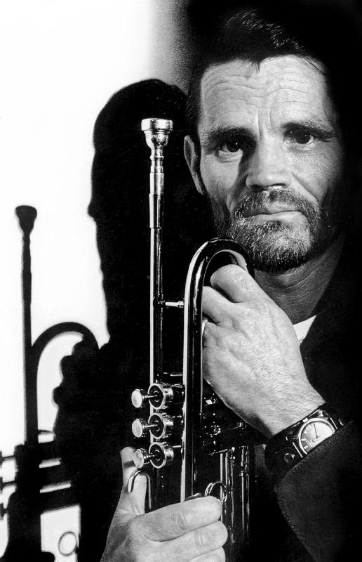 jazz trumpet player Chet Baker  van English Photographer, (20th century)