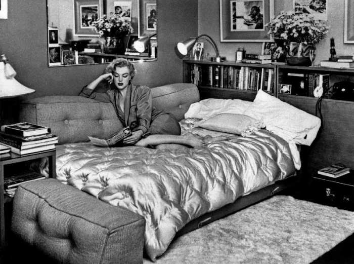 Marilyn Monroe at home in Hollywood van English Photographer, (20th century)