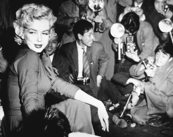 Marilyn Monroe surronded by photographers van English Photographer, (20th century)