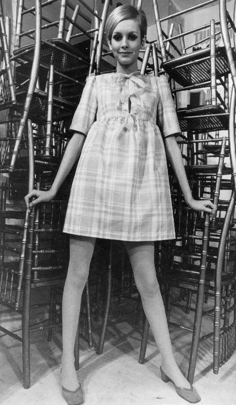 Twiggy wearing dolly dress with pink ribbons van English Photographer, (20th century)